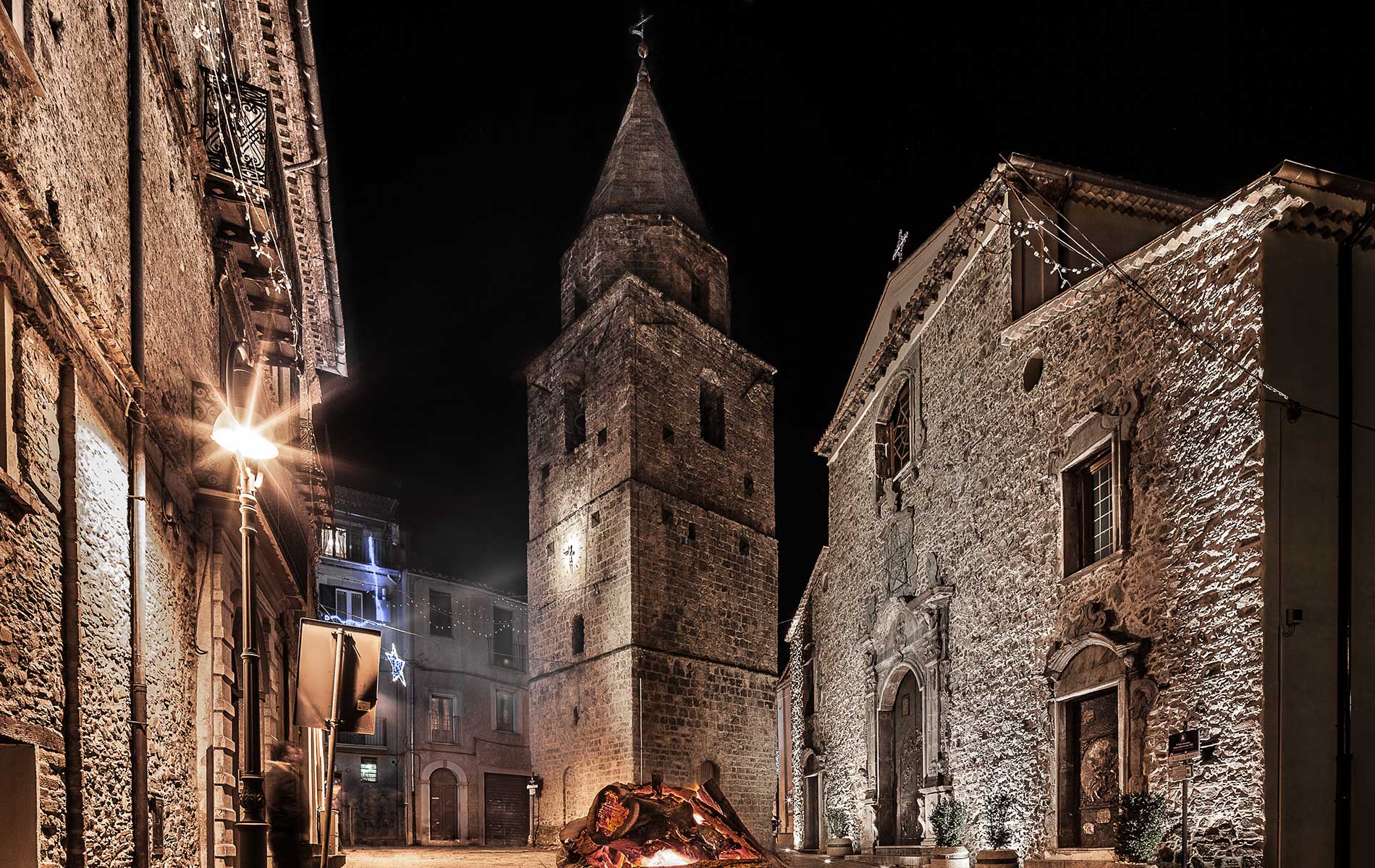 Il centro storico di Longobucco con la torre civica