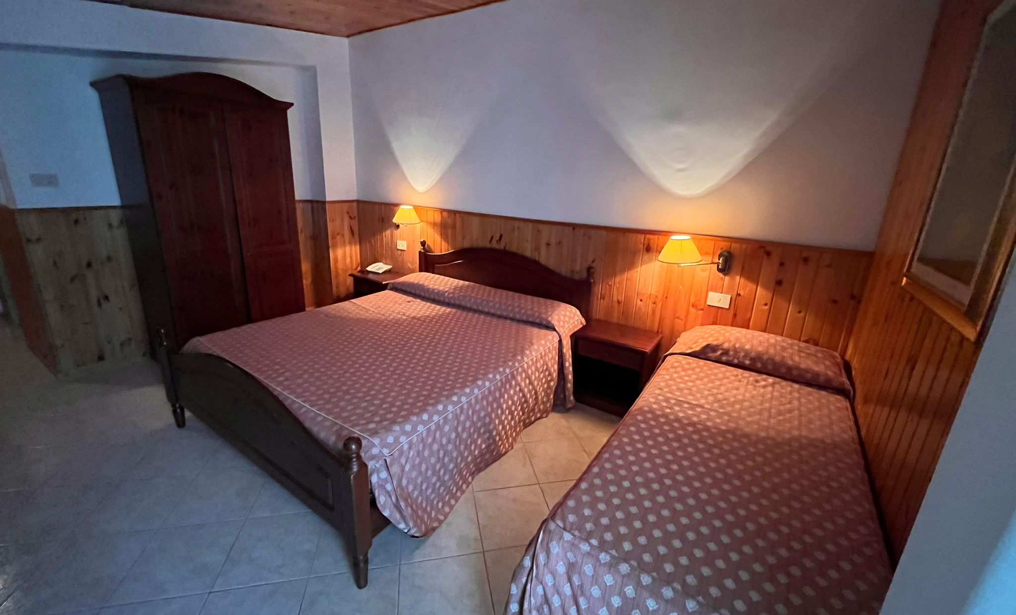 Mansarda con letto matrimoniale e letto aggiuntivo