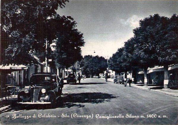La via principale con le auto d'epoca