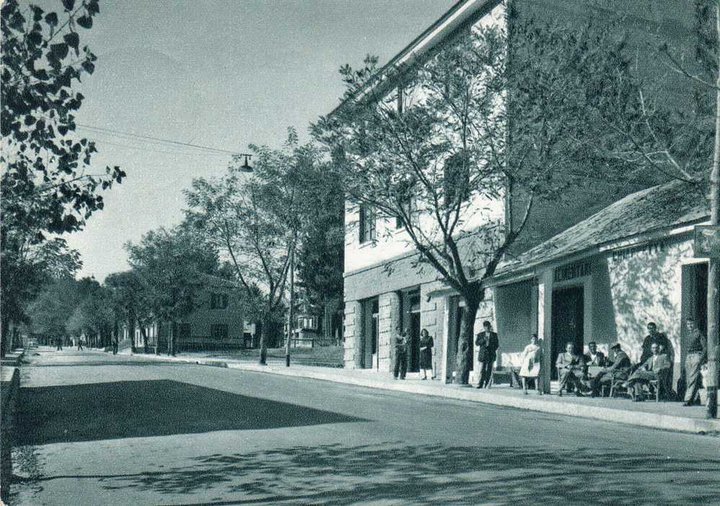 Tavolini all'aperto lungo la via principale