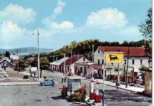 La piazza con il distributore di benzina