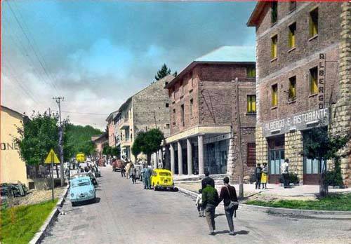 Passeggio lungo la via principale