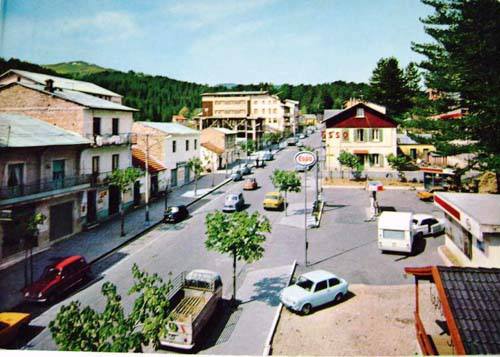 La piazza e la via principale