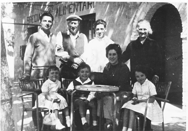 Una famiglia davanti al negozio di alimentari