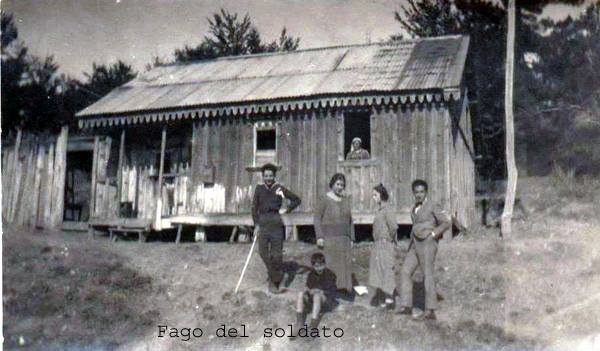 Davanti a una baracca a Fago del Soldato