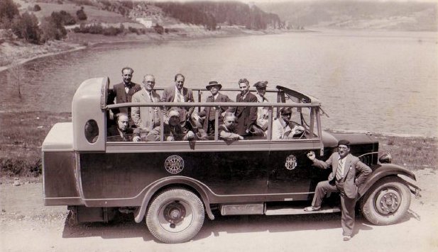 Una gita in automobile vicino al lago