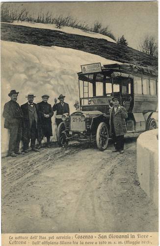Un autobus tra la neve