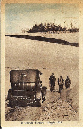 Un'automobile tra la neve
